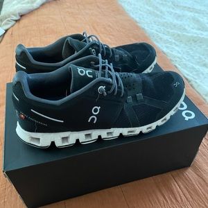 Womens on cloud size 7 black/white